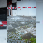 Glasscherben liegen am 04.12.2017 vor dem Eingang des Hauses in der Innenstadt von Saarbrücken, in dem am 03.11.2017 vier Menschen bei einem Brand ums Leben gekommen waren. Foto: Oliver Dietze/dpa-Bildfunk