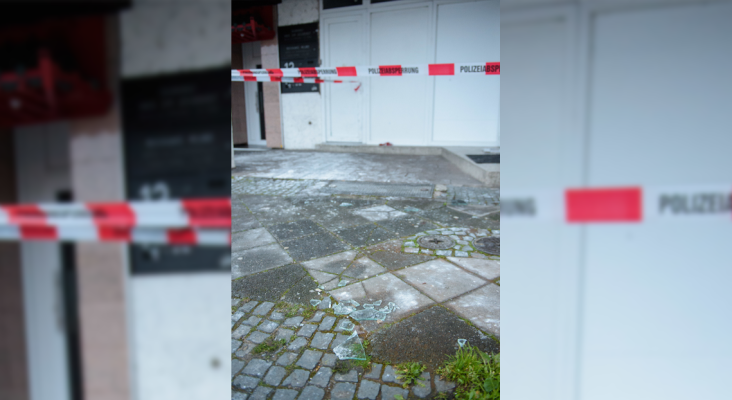 Glasscherben liegen am 04.12.2017 vor dem Eingang des Hauses in der Innenstadt von Saarbrücken, in dem am 03.11.2017 vier Menschen bei einem Brand ums Leben gekommen waren. Foto: Oliver Dietze/dpa-Bildfunk