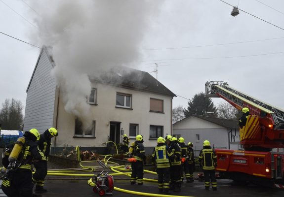 Die Feuerwehr rückte zu einem Brand in Walpershofen aus. Foto: BeckerBredel