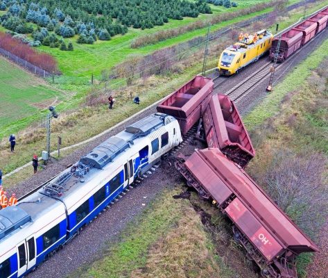Dieses Foto von der Unfallstelle zeigt rechts den entgleisten Güterzug, links den Personenzug. Foto: Arnulf Stoffel / dpa