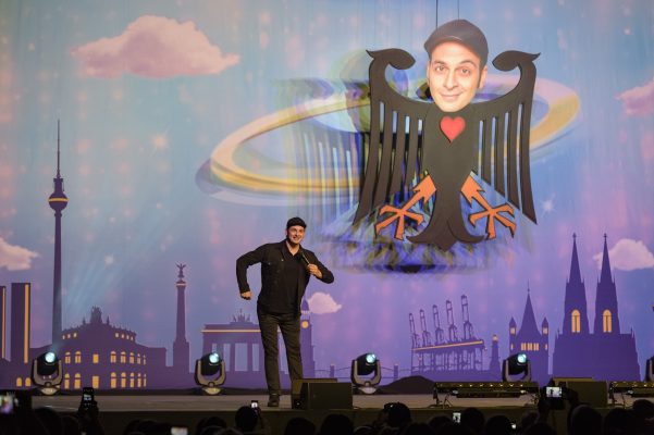 Kaya Yanar bei seinem Auftritt in der Saarbrücker Saarlandhalle. Foto: BeckerBredel