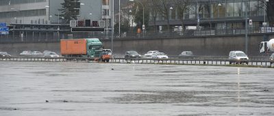 Die Stadtautobahn in Saarbrücken droht überflutet zu werden. Foto: BeckerBredel.