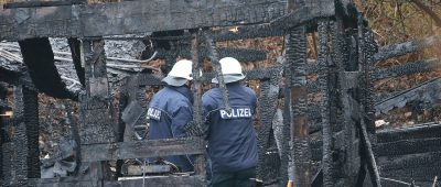 Die Polizei untersucht den Ort, an dem ein 60-jähriger Polen bei einem Brand ums Leben kam. Foto: BeckerBredel.