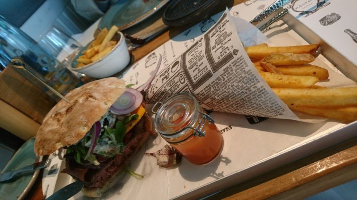 Na, schon hungrig? Diesen Burger gibt's im PASTIS Bistro Saarlouis, das es 2019 auf Platz 13 der besten saarländischen Restaurants geschafft hat. Foto: Christian Lauer/SOL.DE.