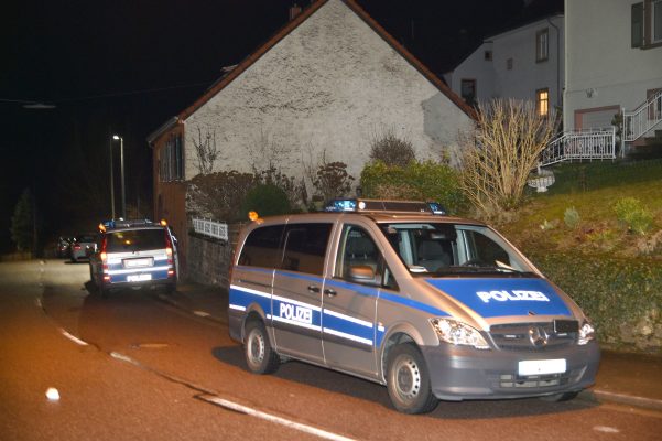 Polizeieinsatz in der Ortsmitte von Heckendalheim. Foto: BeckerBredel