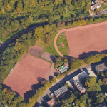 Der Bolzplatz Waldhaus in Saarbrücken zwischen den beiden Sportplätzen wird erneuert. Satellitenfoto: Geobasis-DE/BKG/Google Earth.