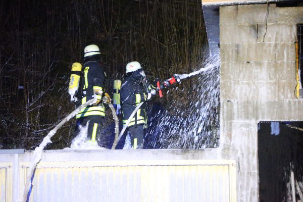 Hier sieht man, wie die Feuerwehrleute den Brand mit Schaum bekämpfen. Foto: BeckerBredel
