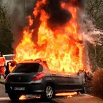 Das Fahrzeug fing sofort an, zu brennen. Foto: BeckerBredel.