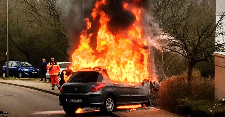 Das Fahrzeug fing sofort an, zu brennen. Foto: BeckerBredel.