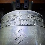 Die «Hitler-Glocke» der Kirche St. Jakob im pfälzischen Herxheim am Berg. Foto: Uwe Anspach/Archiv