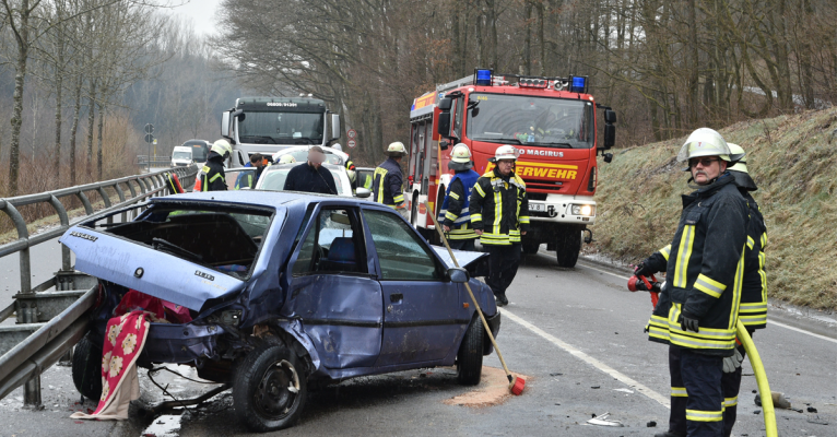 Schwerer Verkehrsunfall bei Eisglätte zwischen Ludweiler und Lauterbach. Foto: BeckerBredel