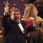 Stolz wie Oscar: Bester Regisseur Guillermo del Toro. Foto: Chris Pizzello/Invision/AP/dpa-Bildfunk.