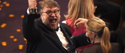 Stolz wie Oscar: Bester Regisseur Guillermo del Toro. Foto: Chris Pizzello/Invision/AP/dpa-Bildfunk.