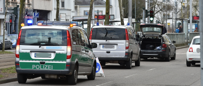 Das SEK kontrolliert einen schwarzen BMW mit Münchner Kennzeichen in der Mainzer Straße. Foto: BeckerBredel