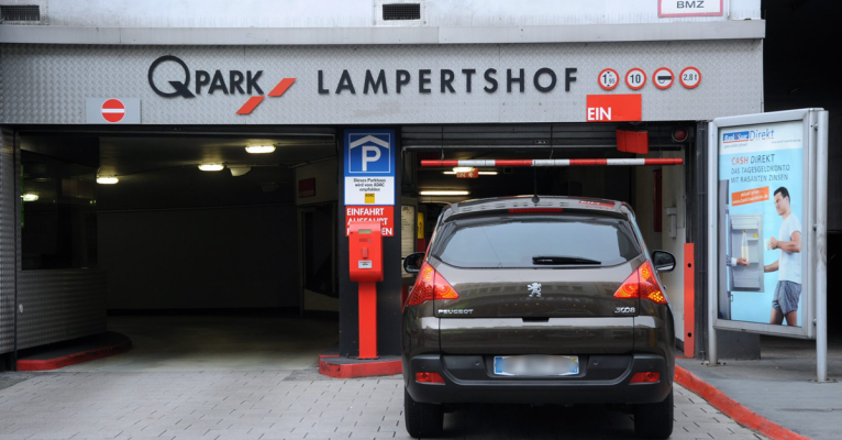 Die Gebühren für Parkplätze, wie beispielsweise im Parkhaus Lampertshof, hob Q-Park in diesem Jahr an. Foto: BeckerBredel