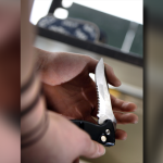 Ein 19-Jähriger verletzte drei Personen mit einem Messer. Symbolfoto: dpa-Bildfunk/Oliver Berg