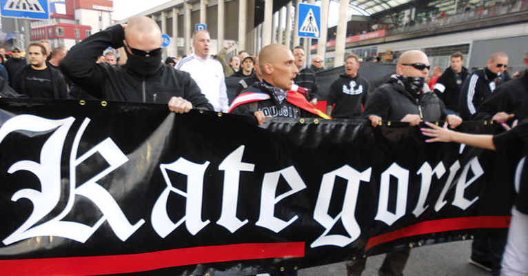 Demonstranten (Hooligans gegen Salafisten) mit einem Banner der Band. Symbolfoto: Wikimedia Commons/blu-news-org/Creative Commons Attribution-Share Alike 2.0