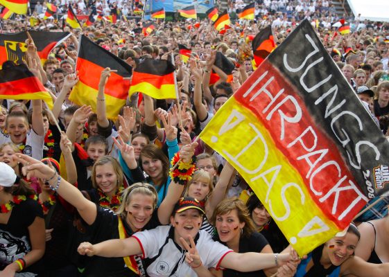 Zu den Public Viewings der Fußball-WM 2018 werden auch im Saarland wieder tausende Besucher erwartet. Archivfoto: Peter Steffen/dpa-Bildfunk.
