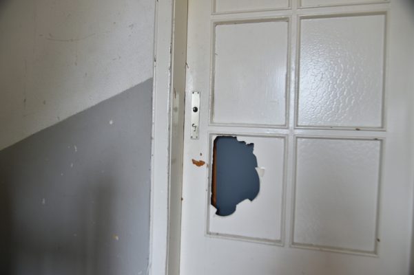 Die Tür der Wohnung, in der die Polizei zwei terrorverdächtige Syrer festnahm. Foto: BeckerBredel