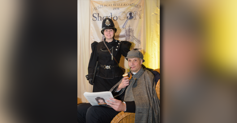 Silvia Meier und Olaf Maurer, Vorsitzende der Deutschen Sherlock-Holmes-Gesellschaft, posieren während der Sherlocon 2016 in Saarbrücken. Foto: dpa-Bildfunk/Oliver Dietze