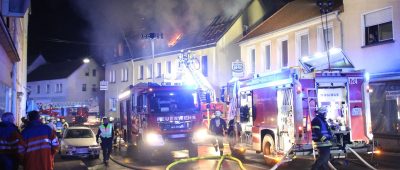Bei dem Feuer in Neunkirchen-Wiebelskirchen kam eine Person ums Leben. Foto: Brandon-Lee Posse.