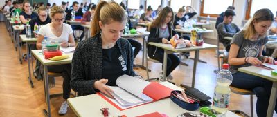 Abiturienten im Saarland haben sich über die Hörverstehen-Prüfung im Fach Englisch beschwert. Symbolfoto: Felix Kästle/dpa-Bildfunk.