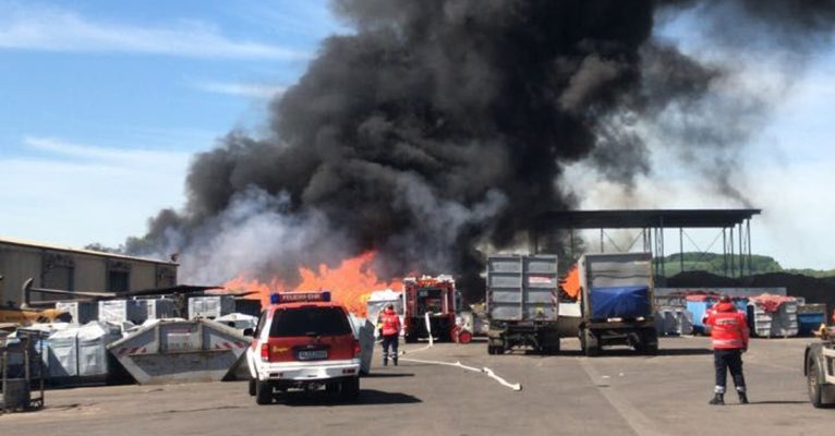 800 Tonnen brennen in Dillingen. Foto: Heiko Scheidt.