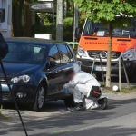 Beamte sichern den Tatort in Lebach. Ein 27-Jähriger schoss auf Polizisten. Foto: BeckerBredel/imago