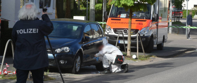 Beamte sichern den Tatort in Lebach. Ein 27-Jähriger schoss auf Polizisten. Foto: BeckerBredel/imago