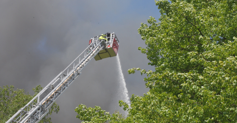 Die Feuerwehr beim Löschen des Brandes in St. Ingbert-Rohrbach. Foto: BeckerBredel