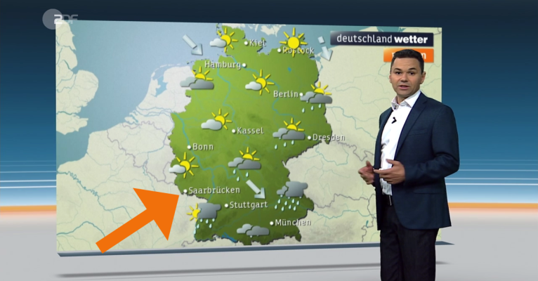 Wetterfrosch Özden Terli stellt im ZDF die Vorhersage vor. Auf der Karte ist auch Saarbrücken zu sehen. Foto: ZDF.
