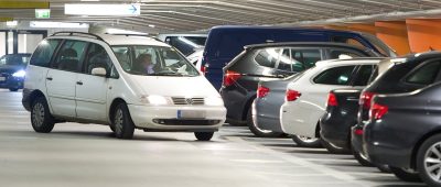 Ein Autoexperte fordert höhere Parkgebühren für breite Autos. Symbolfoto: Boris Roessler/dpa-Bildfunk.