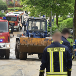 Einsatzkräfte und Helfer räumen in Bliesransbach auf. Foto: BeckerBredel