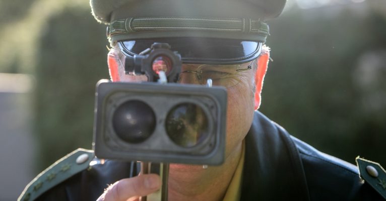 Die saarländische Polizei hat Blitzerkontrollen angekündigt. Symbolfoto: Matthias Balk/dpa-Bildfunk.