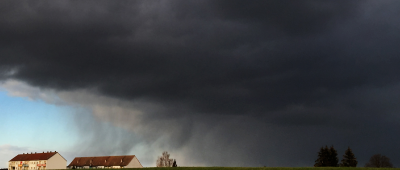 Dunkle Wolken ziehen den Himmel über dem Saarland zu. Aktuell warnt der Deutsche Wetterdienst vor starken 
Gewittern. Symbolfoto: dpa-Bildfunk/ Arno Burgi.
