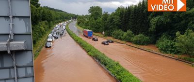 Überflutungen führten zur Sperrung der A8. Foto: BeckerBredel.