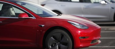 Teslas Model 3 hat im Moment Anlaufschwierigkeiten. Foto: David Zalubowski/AP/dpa-Bildfunk