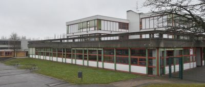 Die Schulen im Regionalverband Saarbrücken werden im Sommer 2018 umfangreich saniert. Hier seht ihr die Gemeinschaftsschule Rastbachtal. Foto:Becker&Bredel