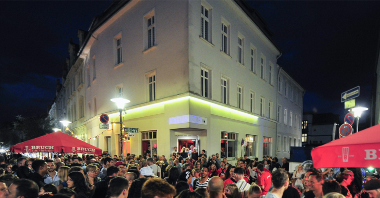 Besonders in der Nauwieser Straße ist das Feiern beliebt. Archivfoto (vom Nauwieser Viertelfest): BeckerBredel