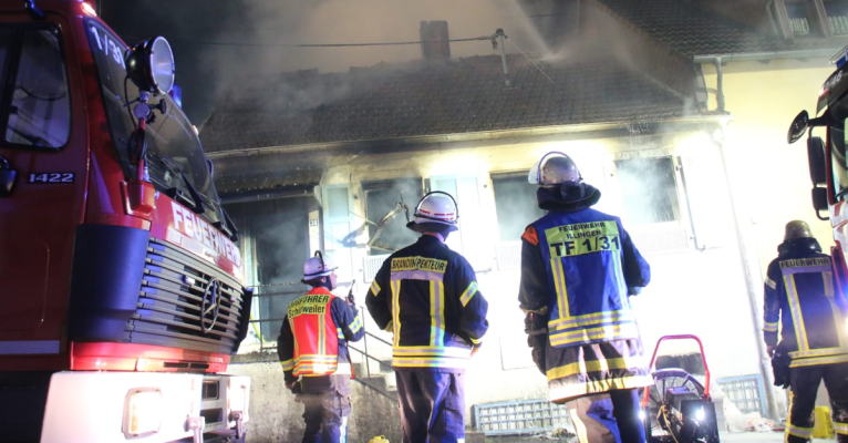 Die Einsatzkräfte der Feuerwehr löschen den Hausbrand. Foto: Brandon Lee Posse