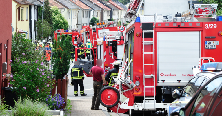 Die Feuerwehren rückten zu einem Brand in der Brunnenstraße (Neuweiler) aus. Foto: BeckerBredel