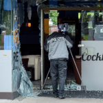 Ein Beamter der Spurensicherung steht an der Shisha Bar in Saarbrücken, in der sich der Handgranaten-Anschlag ereignete. Foto: dpa-Bildfunk/Oliver Dietze