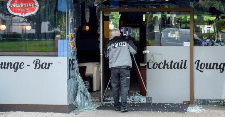Ein Beamter der Spurensicherung steht an der Shisha Bar in Saarbrücken, in der sich der Handgranaten-Anschlag ereignete. Foto: dpa-Bildfunk/Oliver Dietze