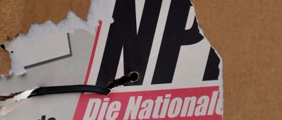Ebenso auf dem Foto von Jacky Süßdorf zu sehen: das Parteilogo der NPD. Symbolfoto: dpa-Bildfunk/Hendrik Schmidt