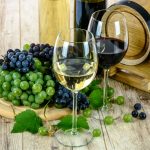 Weintrauben, ein Glas Rotwein und ein Glas Weißwein. Foto: Pixabay.