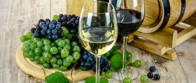 Weintrauben, ein Glas Rotwein und ein Glas Weißwein. Foto: Pixabay.