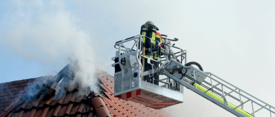 Das Feuer in Malstatt rief einen Großeinsatz der Feuerwehr auf den Plan. Foto: BeckerBredel