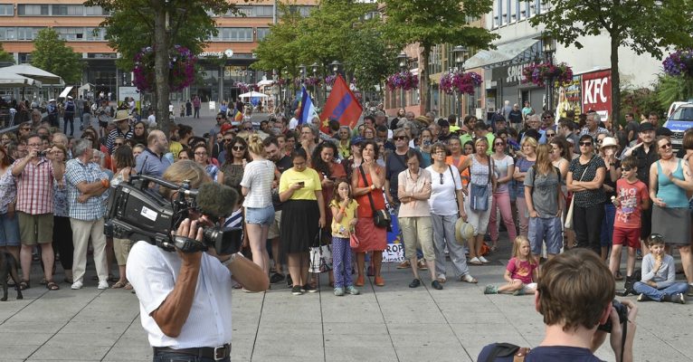 Rund 600 Menschen kamen zur Demo an der Europa-Galerie. Foto: BeckerBredel.