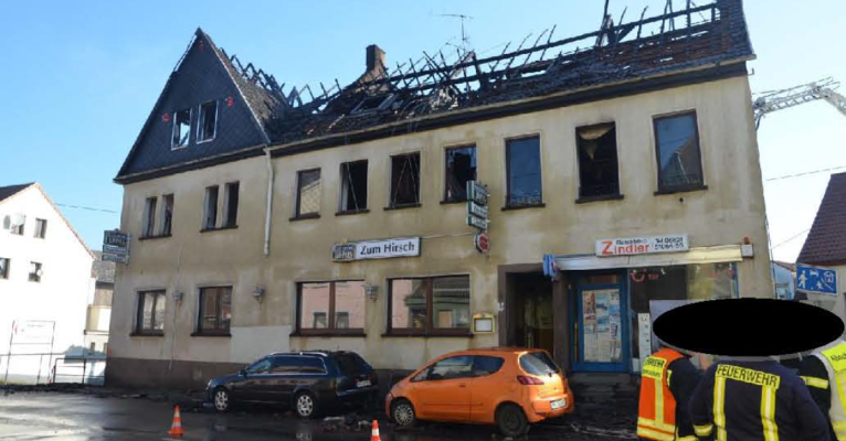 Das Gebäude mit hölzernem Treppenhaus wurde zum Raub der Flammen. Foto: Polizei.