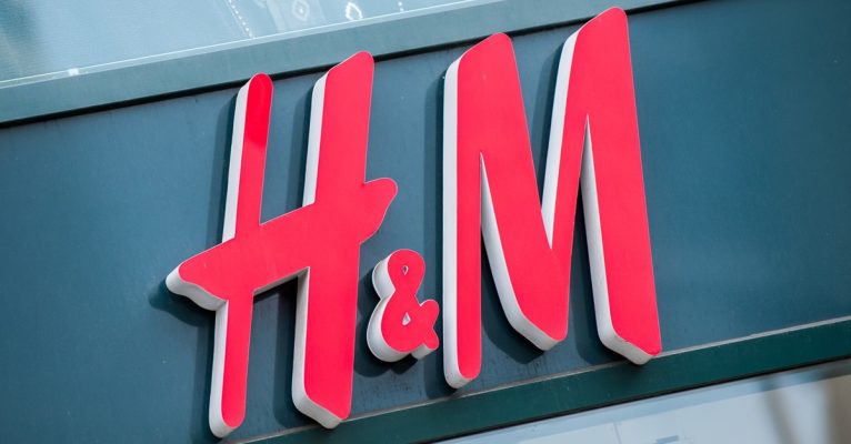 Im H&M in Homburg sind zwei Frauen belästigt worden. Symbolfoto: Hauke-Christian Dittrich/dpa-Bildfunk.